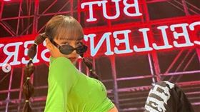 LISA曬出水蛇腰。（圖／翻攝自IG）