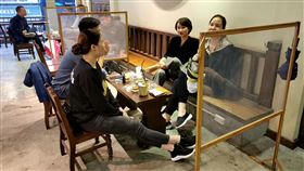 河內市疫情風險評估升級越南首都河內市「解封」後一個多月，疫情風險評估再度升級，有關單位限制婚禮等聚會人數，並要求餐飲業者晚間9時前打烊。圖為河內市的咖啡店。中央社記者陳家倫河內攝  110年11月2日