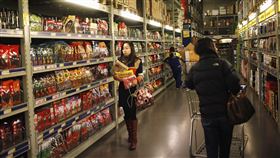 中國上海超市，人民購物。（圖／路透社／達志影像）