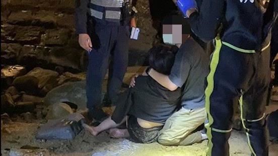 女泣躺淺水灣沙灘　警所長3天救2女