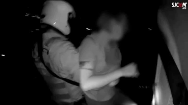 借錢開店遇疫情！女攀頂樓遭警抱下