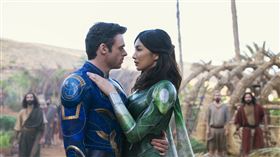 《永恆族》陳靜、理察麥登。（圖／迪士尼提供）