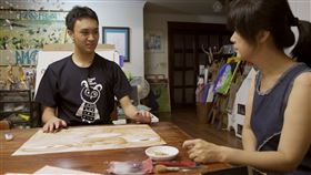 (左)陳藍廷瑋(右)韓淑華，韓老師與林正盛導演一起成立多寶藝術學堂作為孩子們未來就業銜接的機會，讓有藝術才能的孩子不用受限於庇護工場，讓他們有個能夠安身立命的地方。（圖／我們之間影像製作有限公司提供）