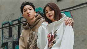 劉祿存與女友在街頭大方甜曬情侶服裝照。（圖／翻攝自lilyoung_official IG）