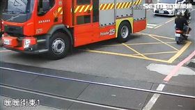 基隆市1部水箱車駛進平交道後，橫桿突然放下擊中車身後斷裂。（圖／翻攝畫面）