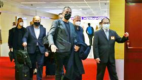 歐洲議會代表團抵台（2）歐洲議會「外國干預歐盟民主程序特別委員會」（INGE）代表團3日抵台交流，由外交部政務次長曾厚仁（前右）代表前往接機。圖前右2為委員會主席格魯克斯曼（Raphael Glucksmann）。中央社記者吳睿騏桃園機場攝  110年11月3日