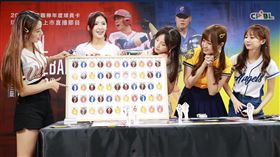 ▲樂天女孩菲菲抱走「未裁切啦啦隊女孩裱框套卡」大獎。（圖／中職提供）