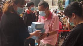彰化分署變賣6000多盒口罩  民眾搶購行政執行署彰化分署2日上午在彰化分署辦公大樓前，變賣扣押的6000多盒口罩，1盒新台幣20元；大批民眾前來搶購，不到1小時搶購一空。中央社記者吳哲豪彰化攝  110年11月2日