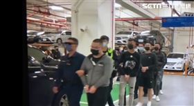 士林橋下聚眾鬥毆，警方到場逮捕36人。 翻攝畫面