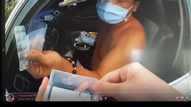 林男遭巡邏員警攔查時，還賴在車內不下車。（圖／翻攝畫面）