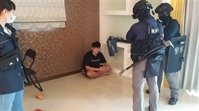 特警衝13樓「攻破詐騙機房」！嫌犯想跳窗逃　秒遭警壓制