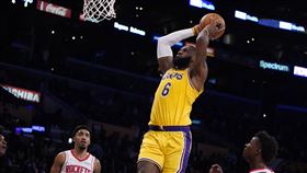 ▲詹姆斯（LeBron James）攻下30分10助攻，湖人逆轉火箭。（圖／美聯社／達志影像）