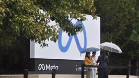 Meta掛牌  臉迷朝聖臉書企業總部位在加州孟羅公園，改名後的Meta新招牌，有臉迷在雨中前往合照。圖攝於11月1日。中央社記者周世惠舊金山攝  110年11月3日