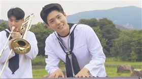 朴寶劍近日再度登上海軍Youtube，帥氣彈奏鋼琴。(圖／翻攝自 RepublicOfKoreaNavy　Youtube）