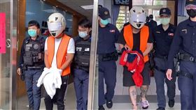 警方盤查違停車輛，陳姓男子持有10枚土製爆裂物。（警方提供）