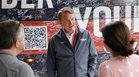 美國維吉尼亞州州長選舉今天分出勝負，共和黨籍的楊金（中）過去從未競選過公職，此次卻以黑馬之姿擊敗民主黨籍前州長。（圖／翻攝自Glenn Youngkin推特）