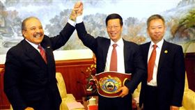 2010年1月張高麗（右二）與WBO世界拳擊組織主席瓦爾卡塞爾（右三）互贈禮品（圖／翻攝自新華社）