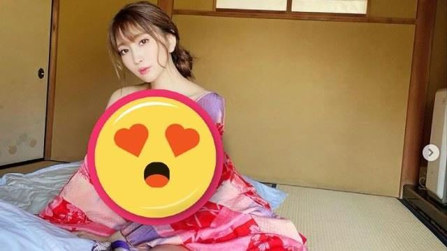 國民情婦衣服只穿一半　萬人搶看美胸