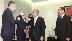 蘇貞昌接見歐洲議會代表團（2）歐洲議會「外來勢力干預歐盟民主程序（含假訊息）」（INGE）特別委員會官方代表團訪台，行政院蘇貞昌（右2）3日下午接見團員，逐一向他們致意。中央社記者吳家昇攝  110年11月3日