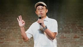 網紅呱吉、無黨籍議員邱威傑在臉書開轟「不得不說2022議員選舉的魔力真是強大」（圖／翻攝自呱吉臉書）