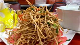 原PO家中出現一到神祕零嘴，竟是炸鱈魚香絲。（圖/翻攝自《家常菜》）