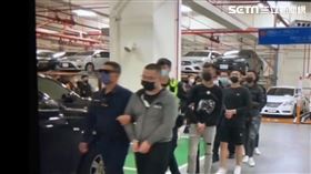 士林橋下聚眾鬥毆，警方到場逮捕36人。 翻攝畫面