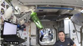 法國太空人Thomas Pesquet在推特分享收成的辣椒影片（圖／翻攝自Thomas Pesquet推特）