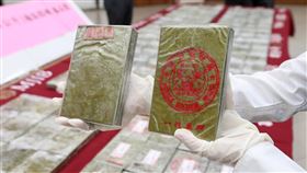 調查局偵破跨境走私海洛因（3）法務部調查局台北市調查處、台北地檢署、財政部關務署基隆關共同偵破跨境走私，查獲242塊、重量共94公斤的海洛因磚，調查局1日在台北舉行記者會說明。中央社記者吳翊寧攝 108年2月1日