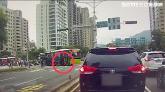嚇！公車右轉YouBike被捲車底