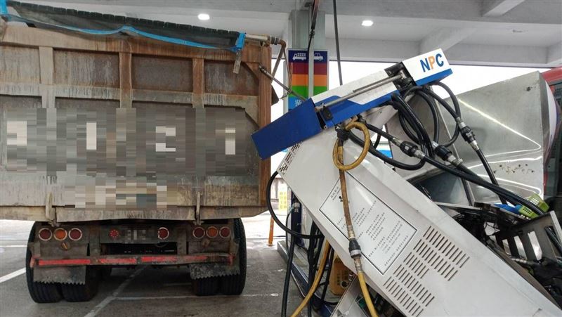 砂石車拉倒加油機　警消急架水線警戒