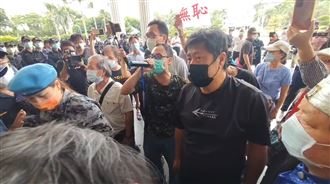 杏仁哥又來了!闖高市議會爆衝突跌跤