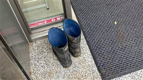 超商門口驚見「骯髒雨鞋」！他一看全懂了：高尚的同理心（圖／翻攝自爆料公社）