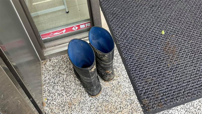 超商外擺髒雨鞋？他一看感動了：高尚