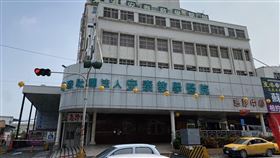 錯打疫苗  安泰醫院道歉致贈慰問金（2）屏東縣東港鎮安泰醫院發生錯打COVID-19疫苗事件，安泰醫院榮譽院長蘇清泉和總院長蔡宗昌4日出面致歉，蘇清泉表示，同一時段所匡列的100人已於4日開始一一前往關懷，並致贈營養品及慰問金，後續相關注射疫苗的醫療，將由醫院概括承受。中央社記者郭芷瑄攝  110年11月4日