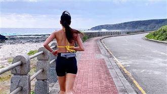 全明星女神「解放美胸」穿比基尼路跑