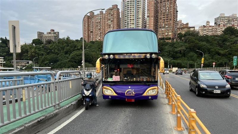關渡橋貨車撞遊覽車　淡水沿線塞翻了