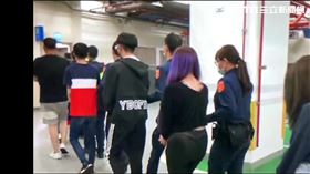 士林大亂鬥成員之一的陳姓女子，竟向警員嗆聲自己父親是刑警。（／翻攝畫面）