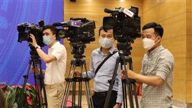 越南記者工作實況越南法院近日指控5名記者在臉書張貼「反國家內容」因而判處他們4年半至2年不等的有期徒刑。圖為正在新聞現場採訪的越南記者，與此案無關。中央社記者陳家倫河內攝  110年11月4日