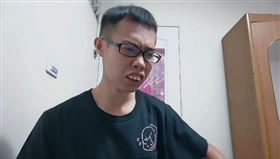 鄧佳華開直播自賞巴掌（圖／翻攝自鄧佳華臉書）