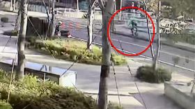 竹北,隨機,抱童,工人（圖／翻攝畫面）