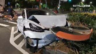 違規左轉惹禍！特斯拉失控撞橋墩3傷