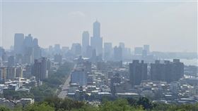 秋冬空品不良  高市將持續推動改善措施高雄市環保局25日表示，秋冬季節空氣品質一直都是高雄市重要課題，今年氣象研究顯示可能出現反聖嬰現象，面對秋冬空品改善挑戰，將持續進行更多的改善措施。圖為25日高雄市天空一片灰濛濛。中央社記者董俊志攝  110年10月25日