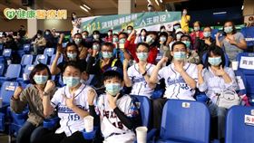 台灣頭頸部腫瘤醫學會理事長 朱本元與中華民國頭頸愛關懷協會病友共同觀賽。