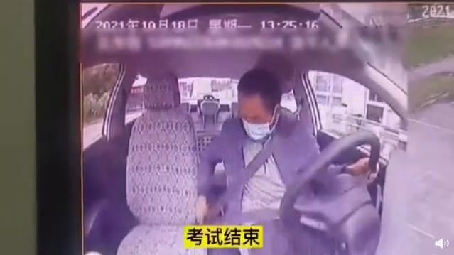 莽男考駕照秒出局　安全帶插這網笑翻