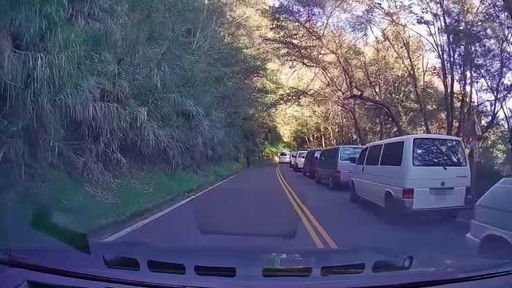 白牌車公路違停下客　網怒：流氓集團