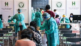 北市府中庭增設疫苗接種站（3）為回應市民就近接種的需求，台北市政府在市府一樓中庭加開COVID-19疫苗接種站，5日上午民眾陸續前來接種疫苗。中央社記者鄭清元攝  110年11月5日