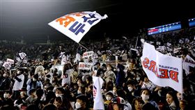 ▲韓國職棒2021年季後賽開放全觀眾進場看球。（圖／取自斗山熊FB）