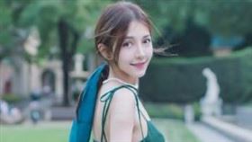 再米熱的美貌被網友稱不輸迪麗熱巴。（圖／翻攝自櫻桃FreyaFY微博）