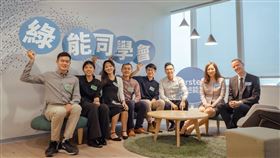 ▲沃旭能源台灣總經理汪欣潔、丹麥商務辦事處處長柏孟德與2021年綠能獎學金6位實體出席得主合影，表揚其綠能相關研究的傑出表現（圖／業者提供）