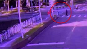 竹北,隨機,抱童,工人（圖／翻攝畫面）